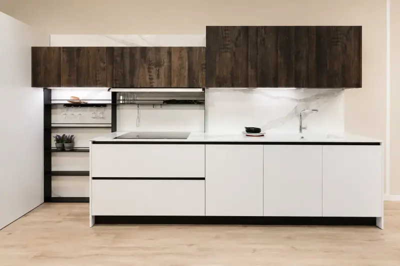 Cucina Minimal Wood Line: basi bianche lineari e pensili in effetto legno scuro.