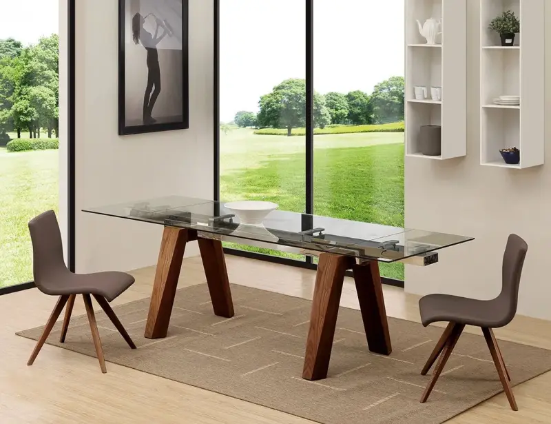 Tavolo da pranzo moderno con piano in vetro, gambe in legno e due sedie