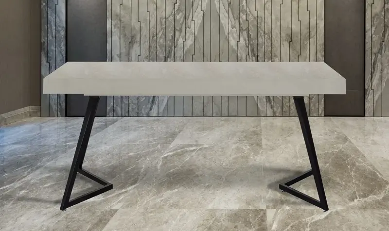 Panchina minimalista beige con gambe in metallo nero su un pavimento piastrellato, addossata a una parete in legno.