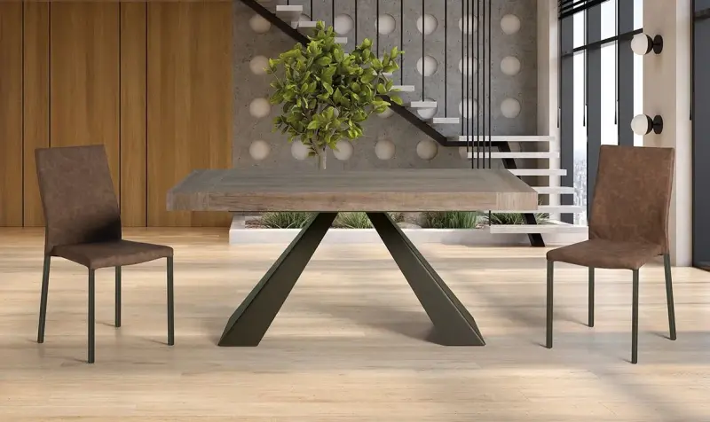 Tavolo da pranzo moderno con due sedie in una stanza luminosa e minimalista, caratterizzato da legno