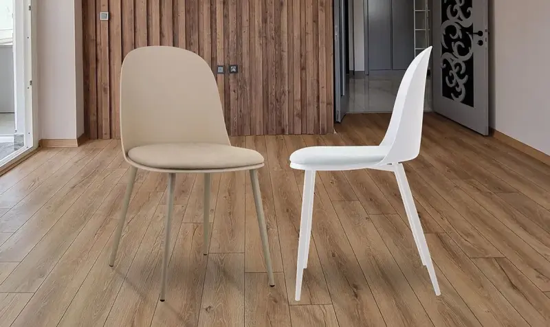 Due sedie moderne, beige e bianche, su un pavimento in legno in una stanza minimalista
