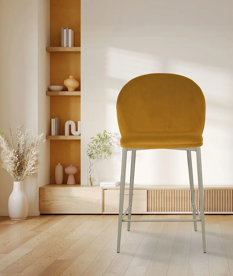 Sedia color giallo senape in una stanza luminosa e minimalista con mensole in legno e vasi bianchi.