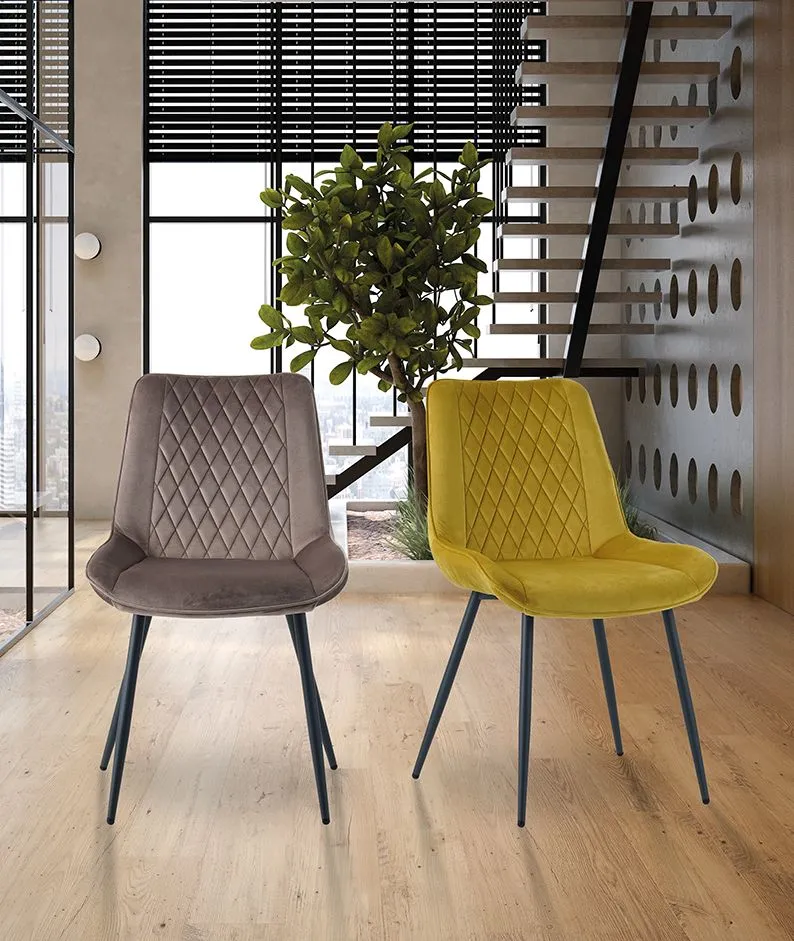 Due moderne poltrone imbottite, una color tortora e una gialla, in un elegante ambiente interno.